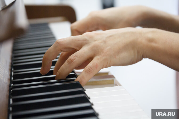    По словам культуролога, музыка способна облегчить состояние человека, страдающего деменцией