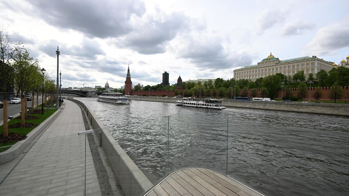    Прогулочные теплоходы у Софийской набережной в Москве.© РИА Новости / Павел Бедняков