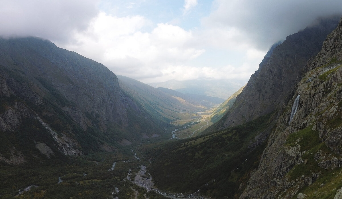 Ущелье Мидаграбиндон. Вид от синей таблички пограничной зоны.