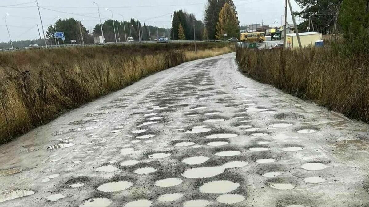     В Завьяловском районе Удмуртии на дороге, которая больше напоминает «лунную поверхность», провели бесполезное грейдирование.