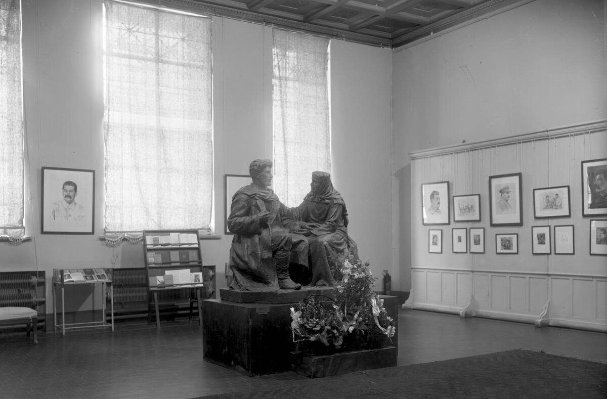 Выставка «‎И.В. Сталин в произведениях графики»‎. 1939. Фото. Отдел визуальной информации ГМИИ им. А.С. Пушкина