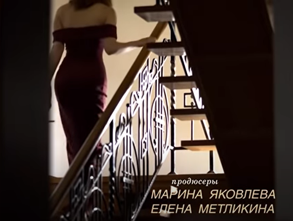 Кадр из фильма "Рабыня для богатого":  главная героиня Марина вынуждена, чтобы спасти мужа от тюрьмы, отправиться на пышный прием вместе с властным богачом Виктором.