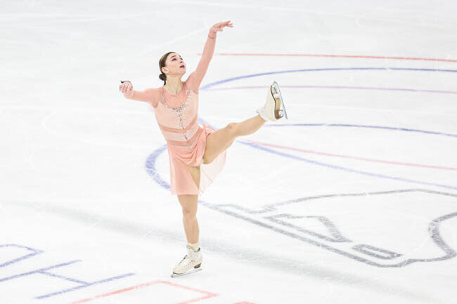 ​В итоге первенствовала Самоделкина, приземлившая четверной сальхов со степ-аутом и сорвавшая каскад тройной флип – тройной тулуп. Фото: Мария Евтеева, fsrussia.ru 