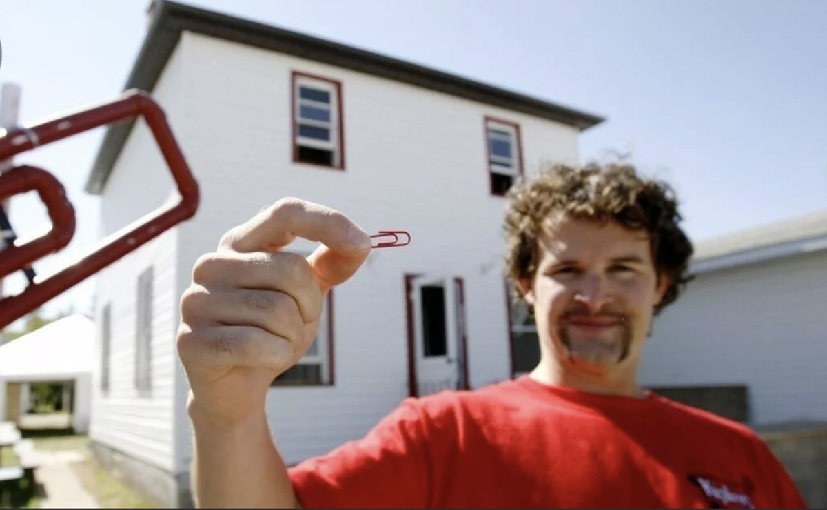 Кайл Макдональд, красная скрепка и его новый дом. (Фото из интернета)