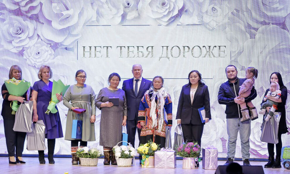    Новости ЯНАО: на Ямале наградили многодетных мам, в Ноябрьске назвали имена лучших наставников в физкультуре и спорте, в Салехарде ремонтируют лыжную базу