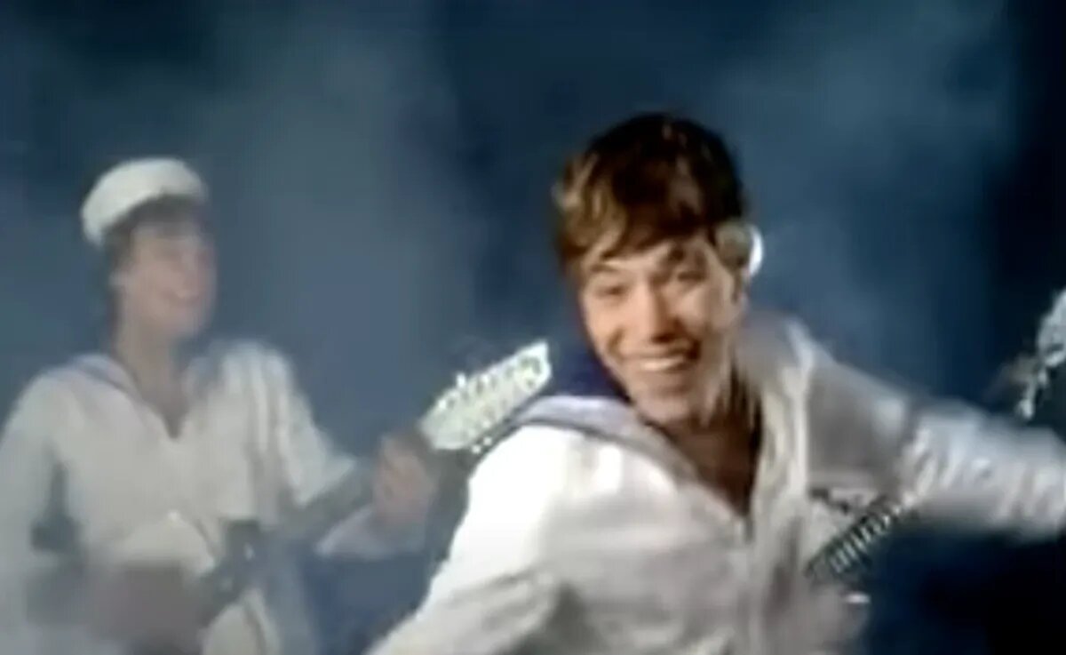 Белый пароход. Фото: YouTube-канал "alibasovbari"