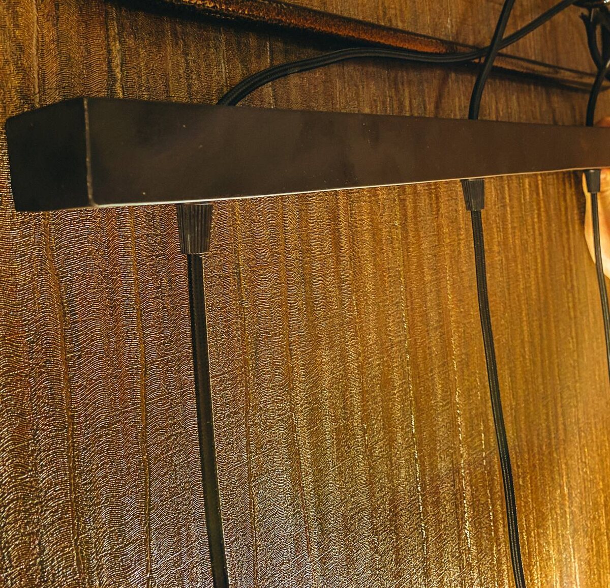 Быстрый монтаж к потолку через шпильки, монтаж проводов на «ваго»