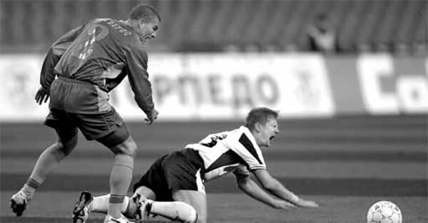 «Торпедо» - «Ростов» (Ростов-на-Дону) - 4:1. Ростовчанин Карлос Гутьеррес сбивает с ног торпедовца Александра Панова.