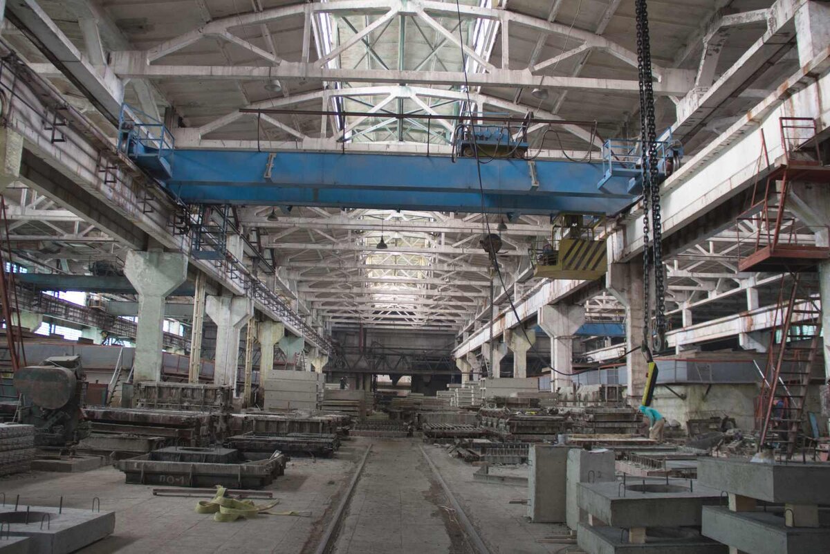 Производственный цех завода ЖБИ