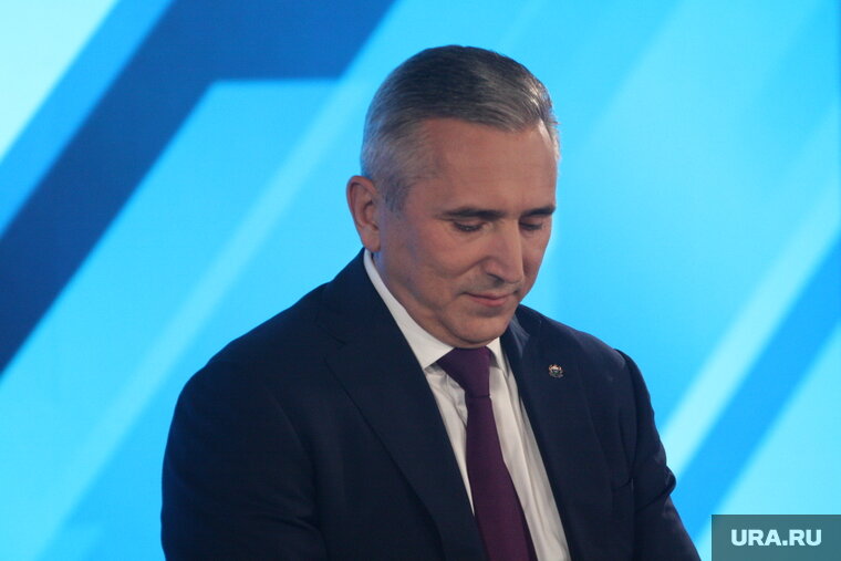    Губернатор Тюменской области Александр Моор поручил заасфальтировать дорожки и облагородить территорию захоронения тюменцев, погибших в СВО
