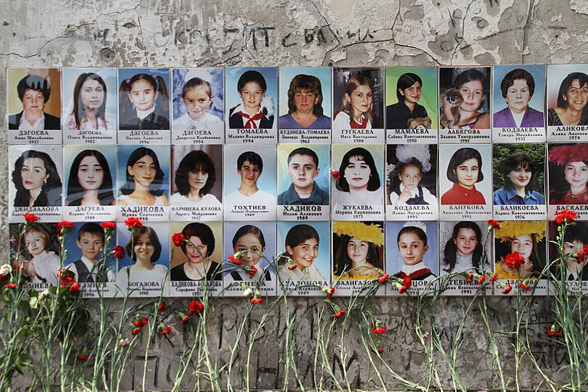 ​С той самой линейки в школе №1 города Беслана домой не вернулись 334 человека, 186 из которых – дети. Фото: Public Domain, commons.wikimedia.org