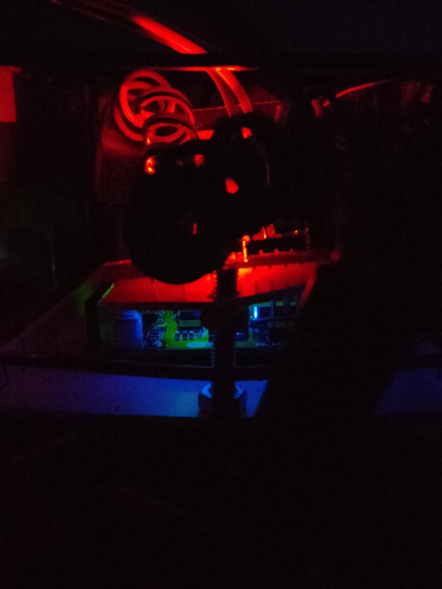 Светящиеся ночью внутренности башни 