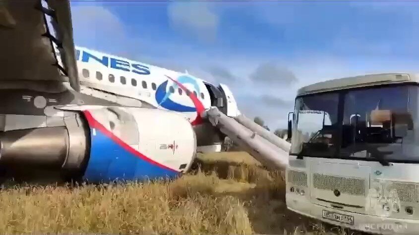    Пассажирам рейса, который сел в поле в Новосибирской области, выплатят по 100 тысяч рублей