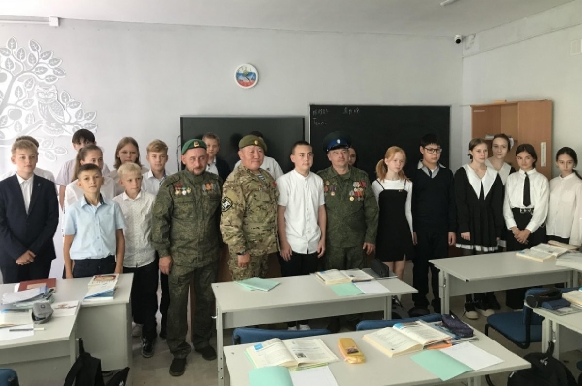    Принимающий участие в СВО боец из Саракташа пришел к сыну на урок.