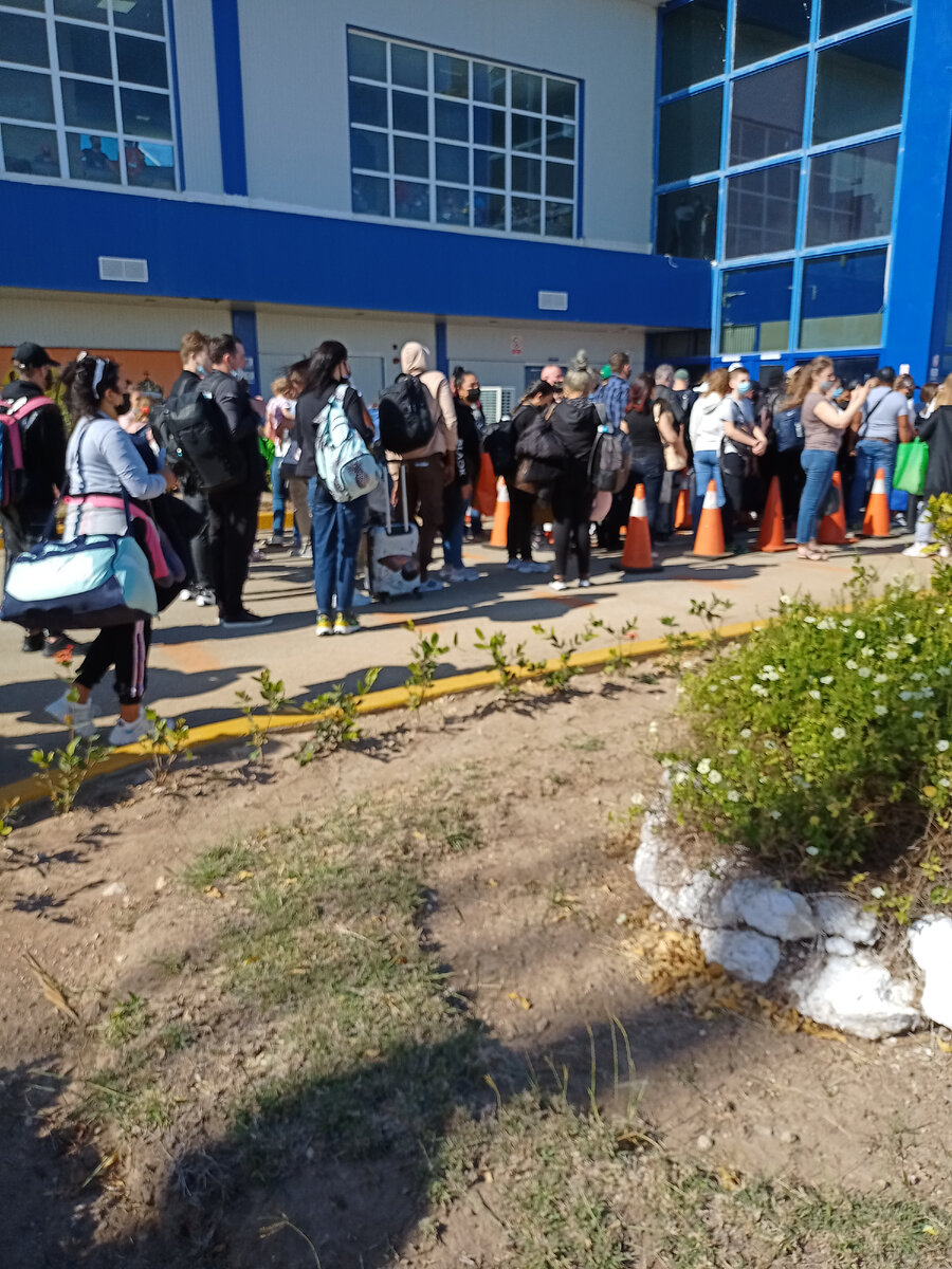 очередь начинается до входа в аэропорт