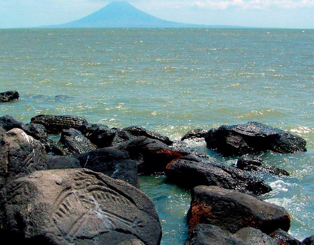 Петроглифы острова Сапатеро. Источник фото: https://nicaraguaridersclub.com/attraits/isla-zapatera/