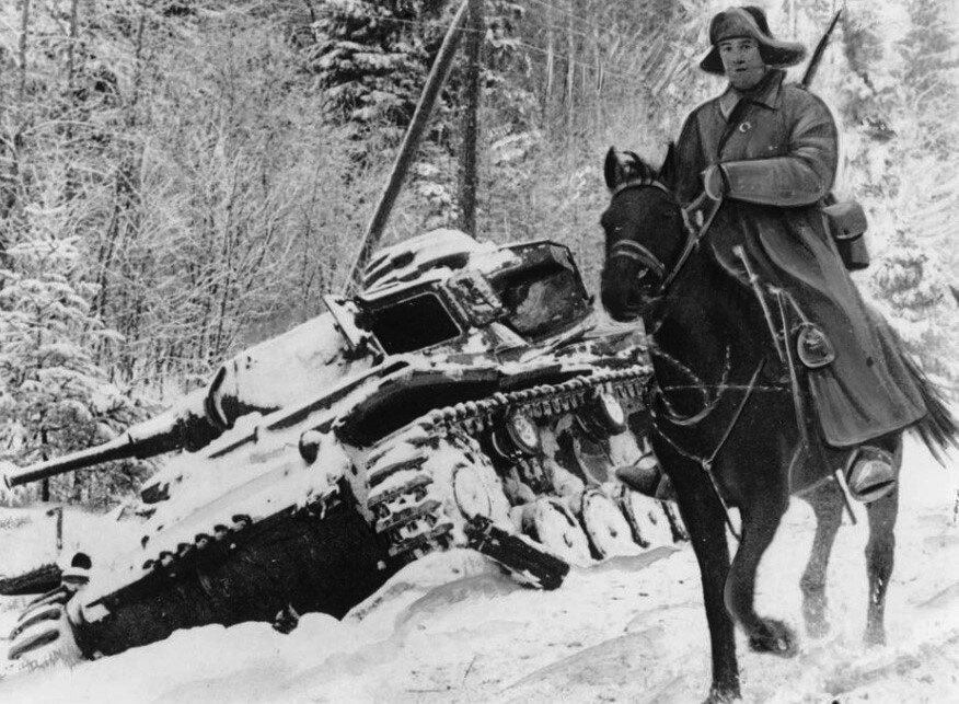 Кавалерист РККА с привьюченной слева шашкой.