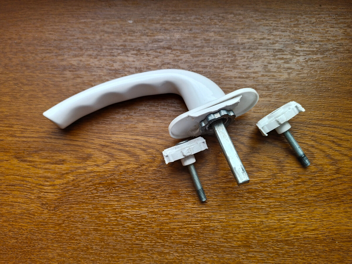 Видимо при частом открывании и дёрганье пластик треснул.