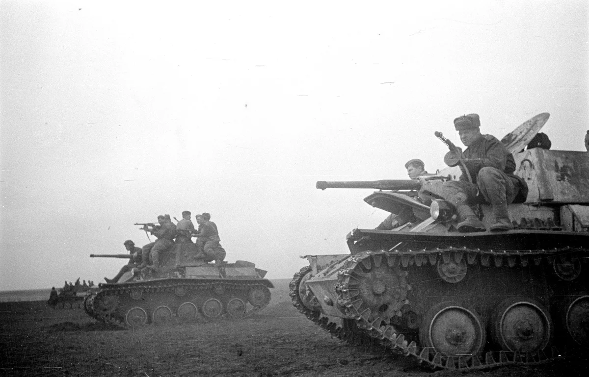 Танк Т-70 с пехотой на борту.