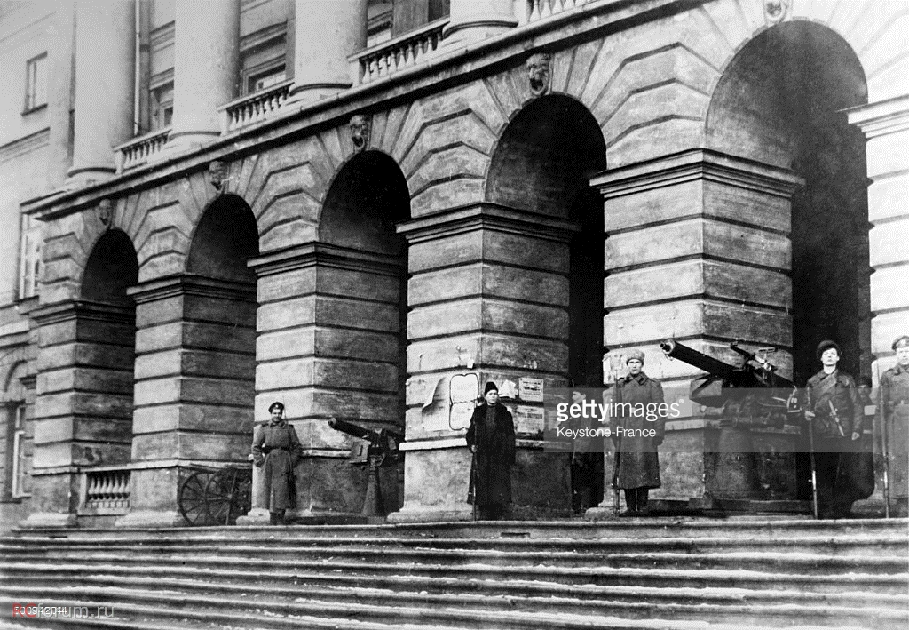 Пушки Виккерса у Смольного, 1917