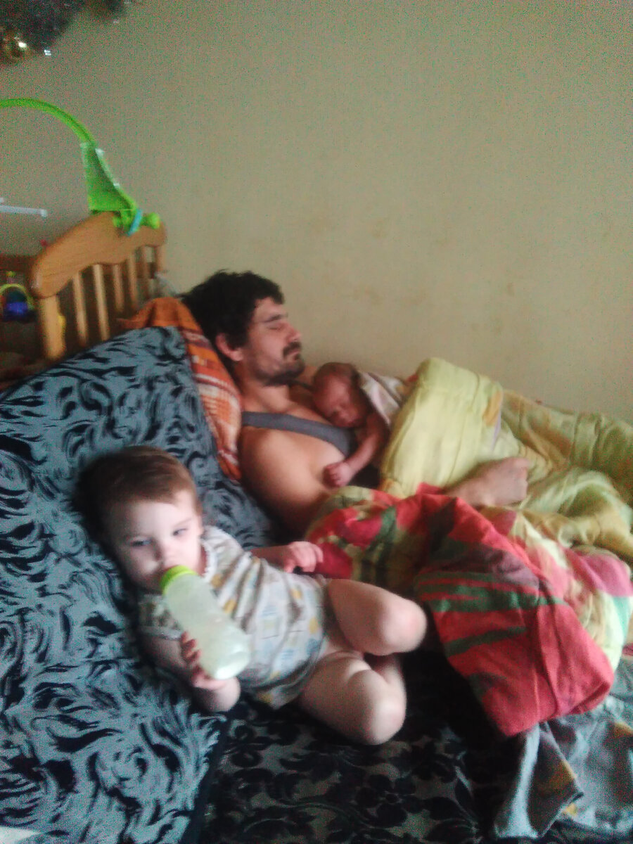 чем бы заняться: постучать игрушкой по полу или спеть песню?