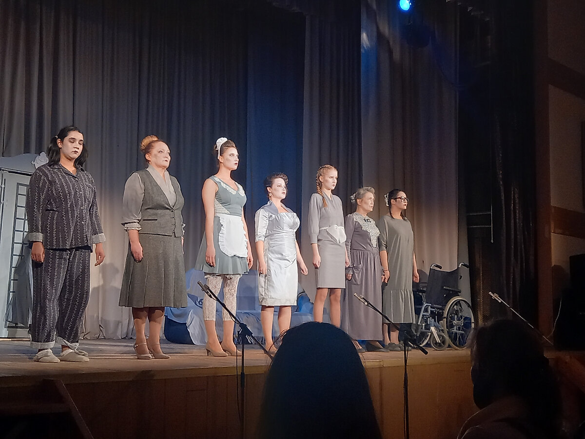 Вот они! Главные героини спектакля "8 любящих женщин"