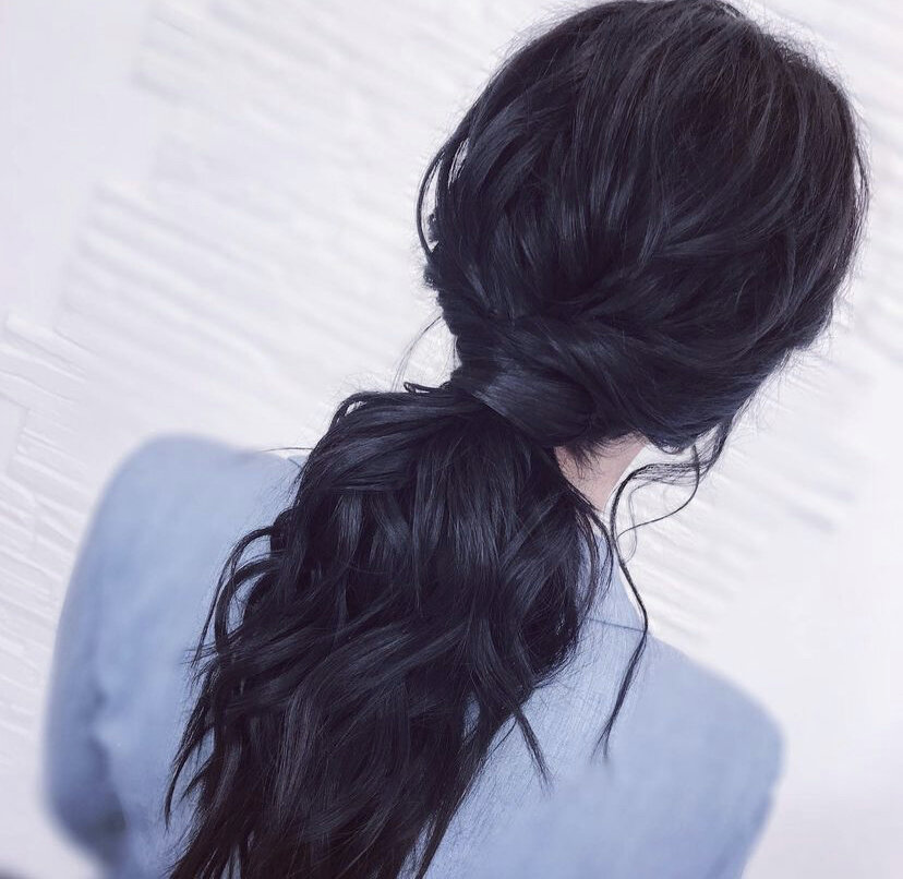 Можно начать плести объёмную косичку и потом собрать хвост без резинки. Получится очень красивая прическа!