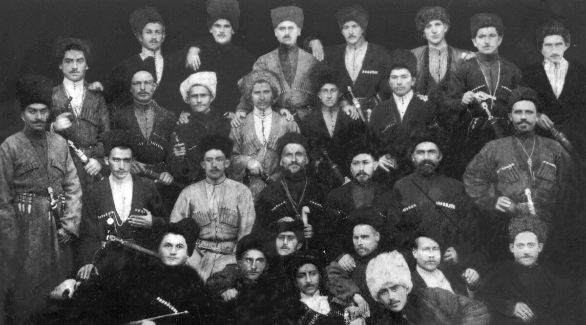 Осетины в традиционной национальной одежде, начало XX века