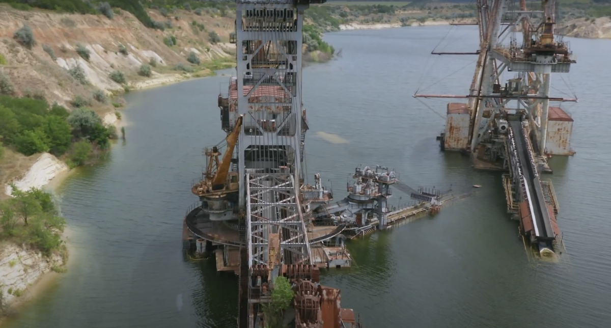 Экскаваторы ржавеют в затопленном карьере