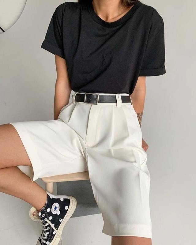 Для расслабленного образа с костюмными шортами нужна однотонная футболка из плотного хлопка. Фото из открытых источников.