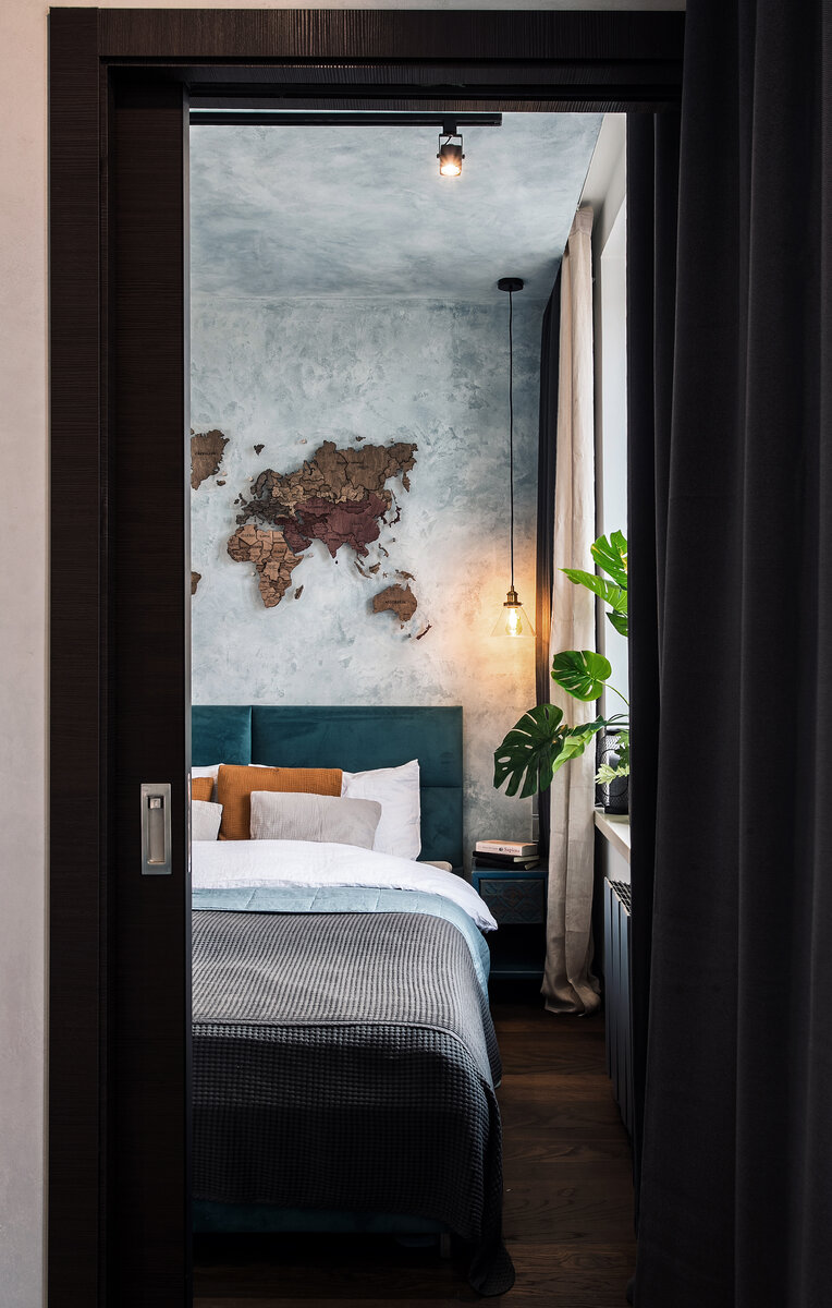 Спальню с гардеробной сделали изолированной. Все стены в квартире оформили фактурной штукатуркой двух оттенков.