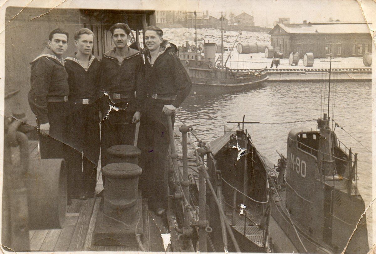 Фото из семейного альбома. Отец- второй слева, 1942 год
