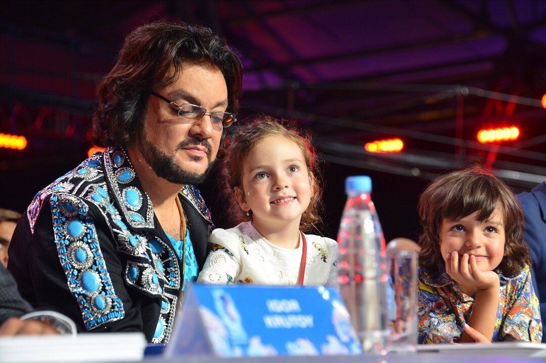 Филипп Киркоров с детьми . Фото из интернета 