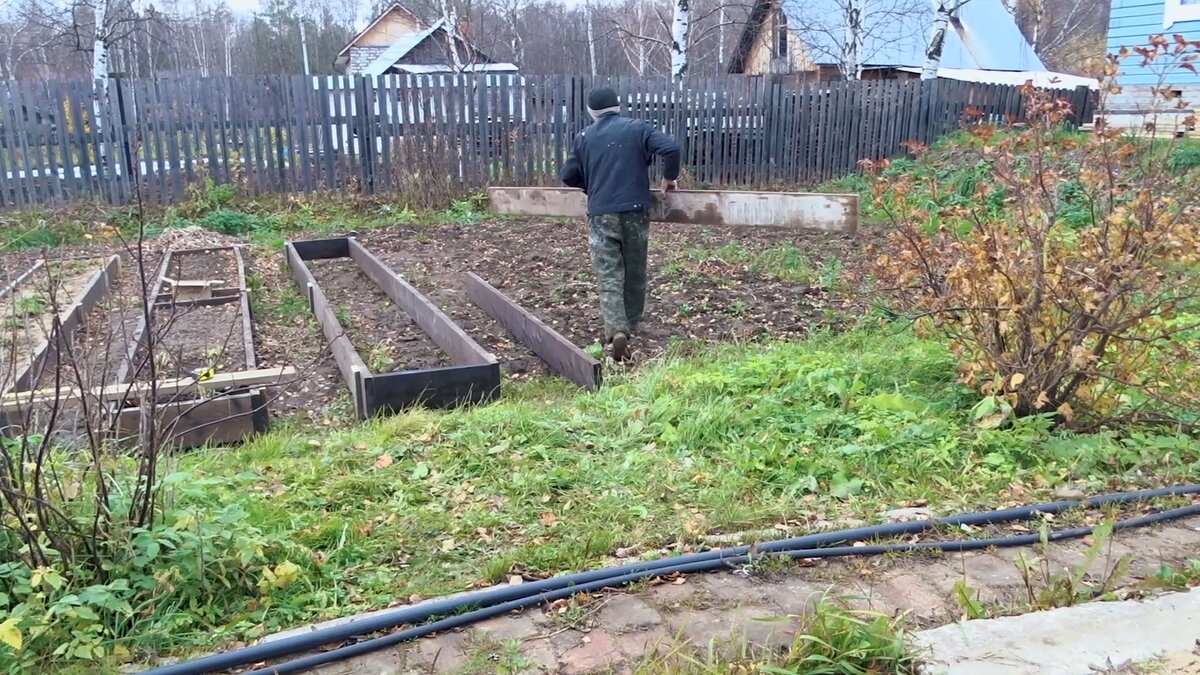Сделали тропинки из опила между грядок и уже несколько лет не знаем ...