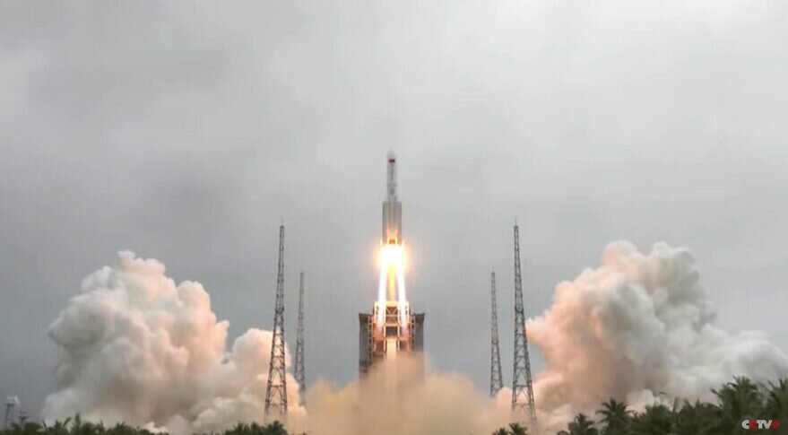 Старт ракеты Long March 5B с основным модулем Тяньхэ для китайской космической станции. 
