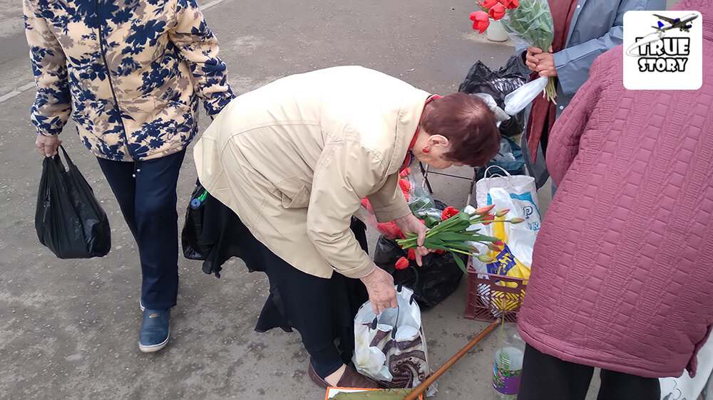 Местные пенсионерки продают тюльпаны