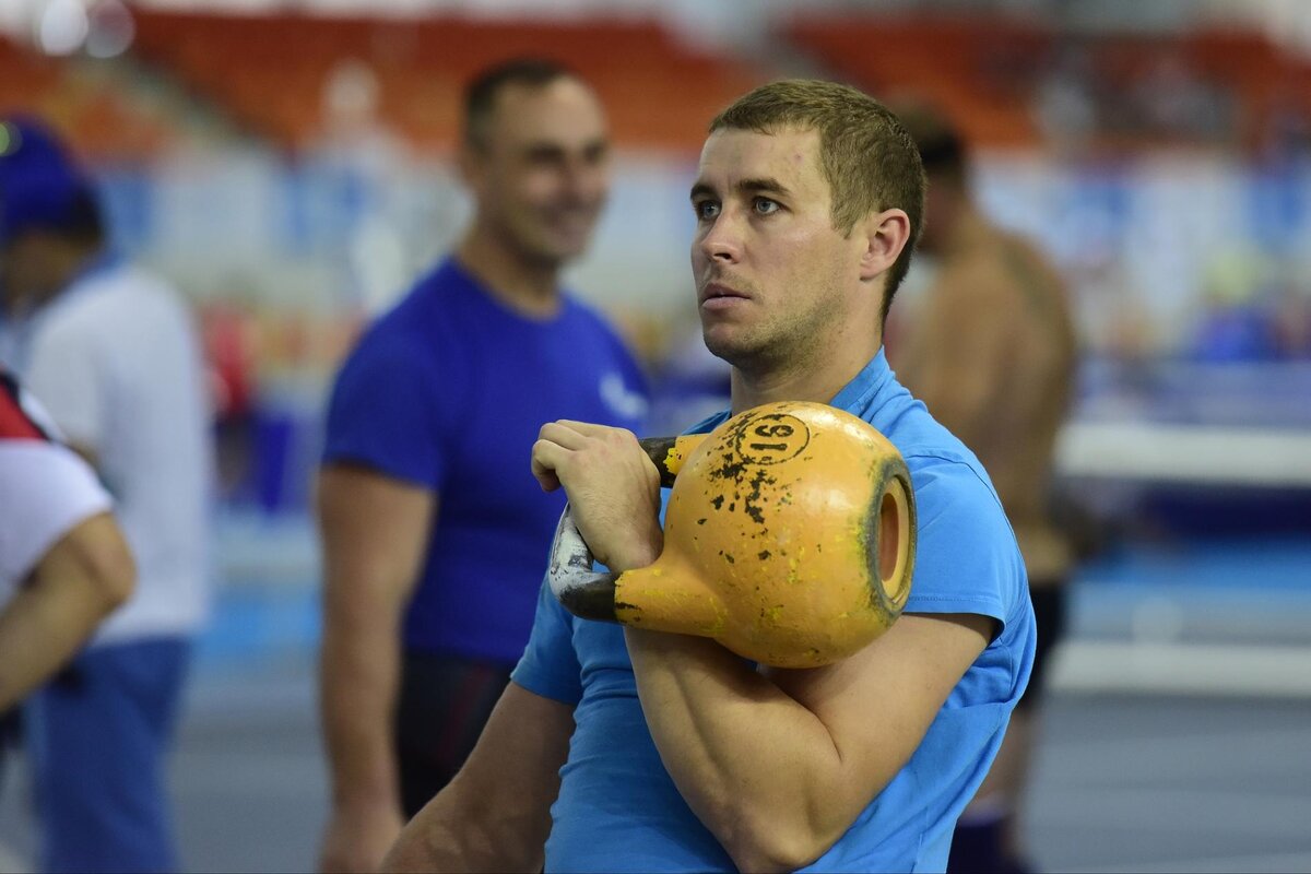 Спортсмен готовится к выступлению по борьбе. Гиревой спорт соревнования. Степанов Андрей гиревики. Спортсмены гиревики. Гиря (спорт).