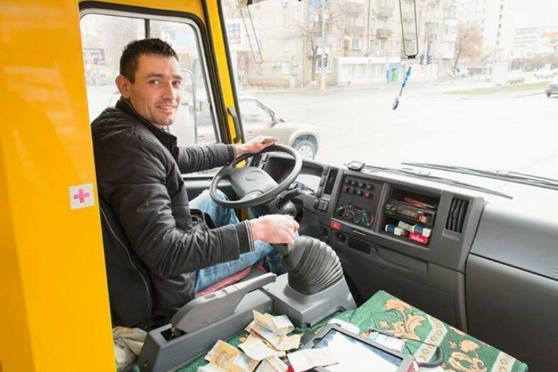 Водитель маршрутки. Водила автобуса. Мужчина за рулем автобуса. Водила маршрутки.