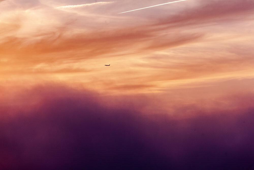 Небо над Анапой, вечер 27 апреля 2021 года. Туман, многие самолеты отправлены в Краснодар. На фото самолет AzurAir из Москвы, так и не смог сесть.