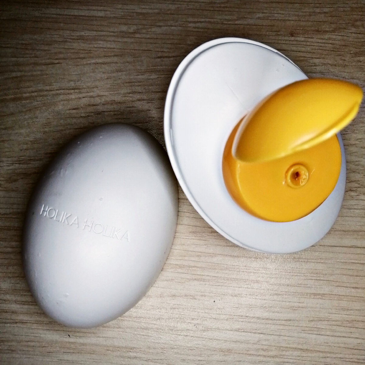 Многие решат, что выдавливать пилинг из такой формы будет неудобно, но по факту низ "яйца" мягкий, как и обычный тюбик. 