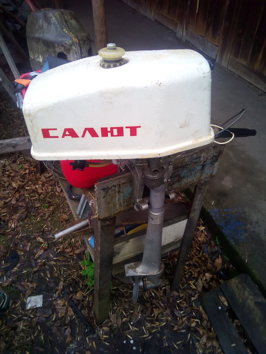 Мой Салют достаточно комплектный: на нем присутствуют штатный стартер и родной металлический колпак.