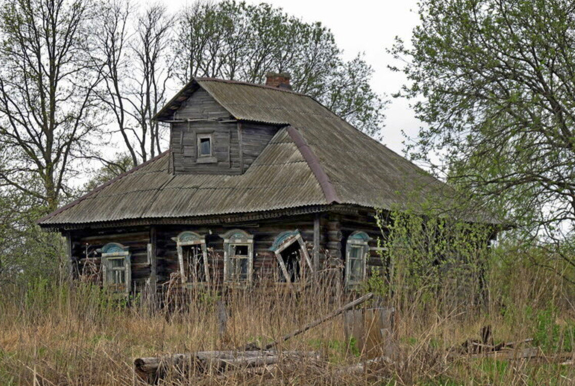 Старый домик стоял на самом краю деревни