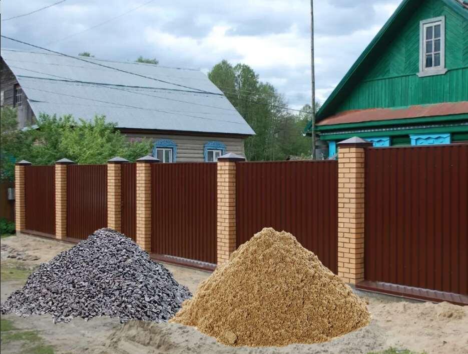 куча щебня и песка перед домом