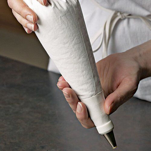 Желатин очень часто встречается в рецептах кондитерских изделий. Желе, мармелад, маршмеллоу - эти сладости невозможно приготовить без желирующего компонента.   
И в некоторых рецептах авторы рекомендуют использовать листовой желатин, а в других - порошковый. 
 
Есть ли разница между ними и какой лучше применять? 
 
Первое различие заключается в количестве воды для замачивания: листовой желатин можно замачивать в любом количестве холодной воды. Его листья возьмут ровно столько воды, сколько им необходимо. Лучше замачивать их по одному – так желатин быстрее набухает. 
 
 
Порошковый желатин следует замачивать в строгих пропорциях, так как этот вид может впитывать больше воды, чем необходимо. К тому же для его замачивания требуется гораздо больше времени. 
 
Если ни листовой, ни порошковый желатин вам не подходит (например, вы готовите постный десерт,) то можно заменить его агар-агаром. Способность застывать и оставаться в студенистом состоянии у агар-агара в несколько раз выше, поэтому его нужно в 4-5 раз меньше. Кроме того, агар-агар вообще не имеет собственного вкуса и запаха, абсолютно прозрачен на просвет и способствует продлению срока годности приготовленных блюд. 
 
Какой из этих желирующих помощников вы предпочитаете использовать?