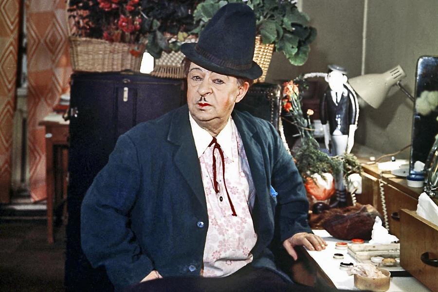 Я всегда смеялась в детстве, когда видела эту шляпу и даже не могла себе представить, что это итальянский фасончик.