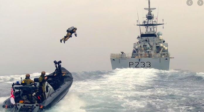 Королевский морской пехотинец в реактивном ранце отправляется с быстроходного катера на борт корабля Королевского флота. Скриншот из видео Gravity Industries