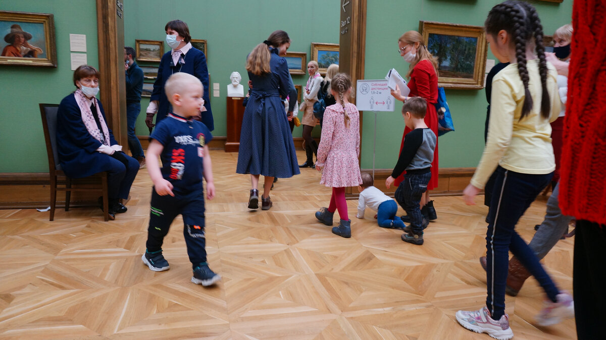 Это другой зал и другие дети, да и музейная работница явно уже устала бороться...