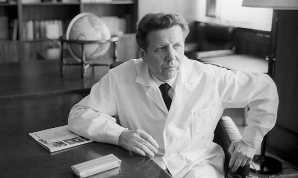 Академик Чазов много лет был бессменным лекарем кремлевских старцев. (фото из открытых источников)