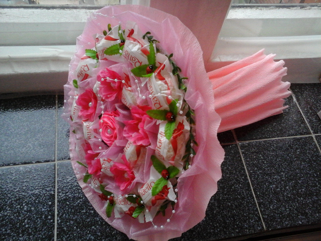 Букет из конфет в гофрированной бумаге - не практично и не современно