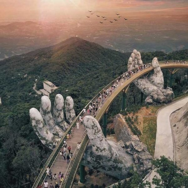 Фантастический мост в Хоа Фу, Вьетнам⁣ уже давно стал популярен среди туристов. Это уникальное сооружение создает невероятную картину на фоне пышных пейзажей Вьетнама.⁣ Гигантские руки, поддерживающие мост, символизируют нечто божественное или мифическое.